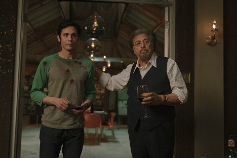 Logan Lerman, Al Pacino - Hunters - In the Belly of the Whale - Van film