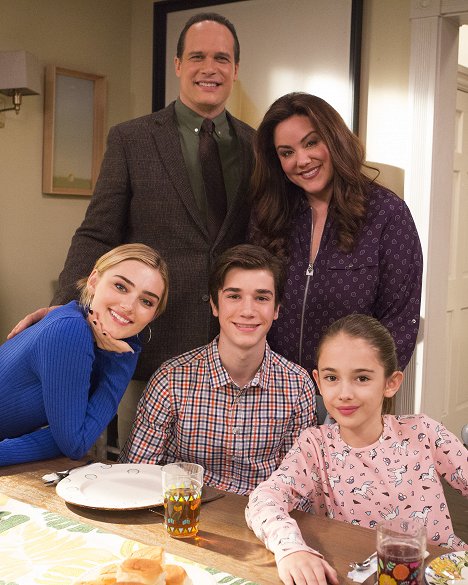 Meg Donnelly, Diedrich Bader, Daniel DiMaggio, Katy Mixon, Julia Butters - Americká manželka - Insta-přátelé - Z filmu