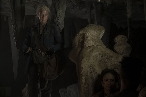 Melissa McBride, Lauren Ridloff - The Walking Dead - À l'étroit - Film