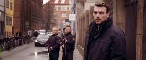 Adam Buschard - Krudttønden - Z filmu