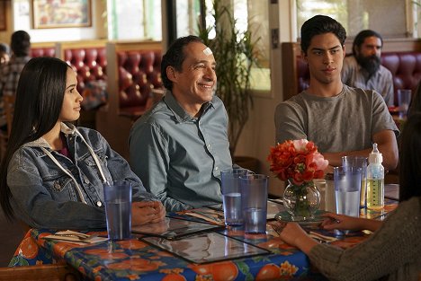 Emily Tosta, Bruno Bichir, Niko Guardado - Party of Five - Mexico - Kuvat elokuvasta