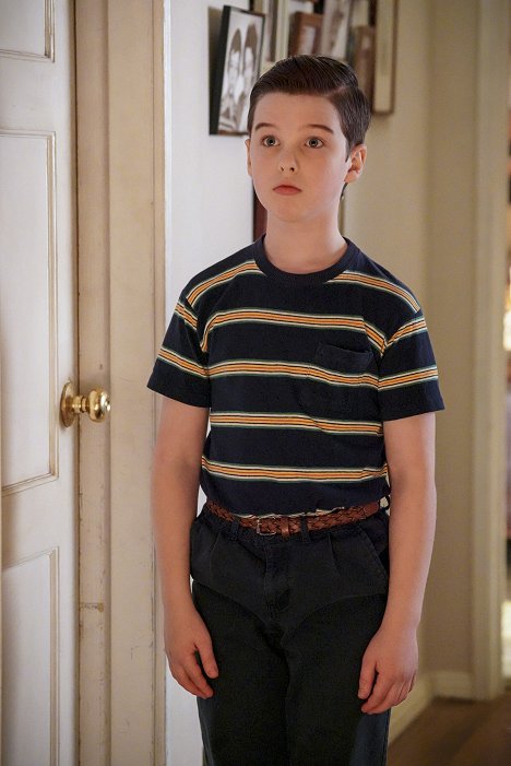 Iain Armitage - Young Sheldon - A Live Chicken, a Fried Chicken and Holy Matrimony - Photos