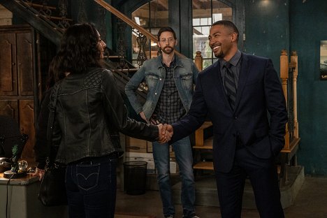 Rob Kerkovich, Charles Michael Davis - NCIS: New Orleans - The Man in the Red Suit - Photos