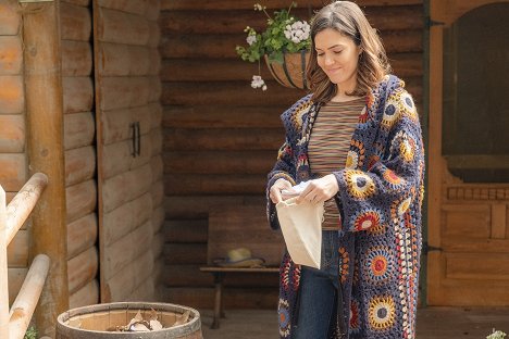 Mandy Moore - This Is Us - The Cabin - Photos