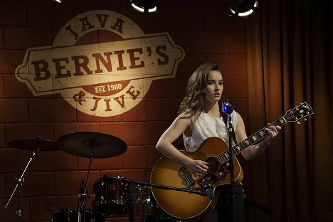 Kaitlyn Dever - Last Man Standing - Eve's Band - Photos