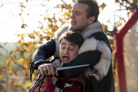 Daniel Radcliffe, Peter Serafinowicz - Miracle Workers - Die Gerichtsverhandlung - Filmfotos