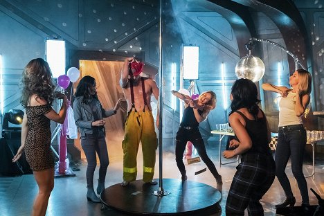 Courtney Ford, Caity Lotz, Jes Macallan - Legends of Tomorrow - Romeo V Juliet: Dawn of Justness - Photos