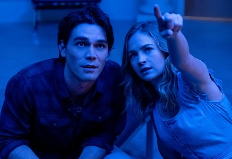 K.J. Apa, Britt Robertson - I Still Believe - Van film