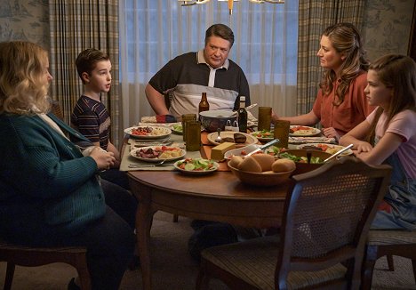 Sarah Baker, Iain Armitage, Lance Barber, Zoe Perry, Raegan Revord - Young Sheldon - A Couple Bruised Ribs and a Cereal Box Ghost Detector - Photos