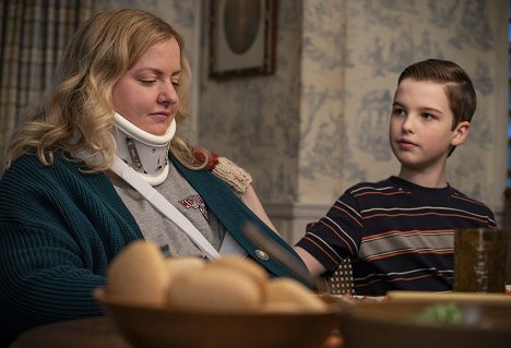 Sarah Baker, Iain Armitage - Young Sheldon - A Couple Bruised Ribs and a Cereal Box Ghost Detector - Kuvat elokuvasta