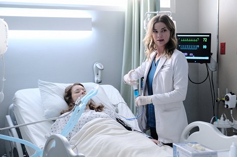 Molly Kunz, Emily VanCamp - The Resident - Reverse Cinderella - De la película