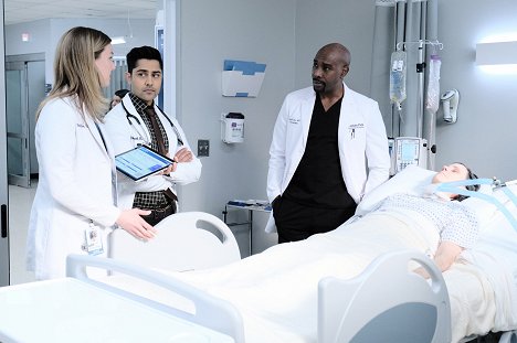 Emily VanCamp, Manish Dayal, Morris Chestnut, Joanna Adler - The Resident - So Long, Dawn Long - Film