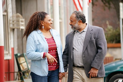 Pam Grier, Geoffrey Owens - Bless This Mess - Knuckles - Photos