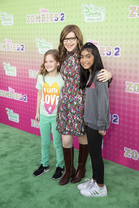 ZOMBIES 2 – Stars attend the premiere of the highly-anticipated Disney Channel Original Movie “ZOMBIES 2” at Walt Disney Studios on Saturday, January 25, 2020 - Lisa Loeb - Zombie 2 - Z akcií