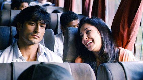 Vidyut Jamwal, Pooja Chopra - Commando - A One Man Army - Van film