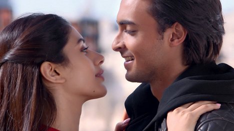 Warina Hussain, Aayush Sharma - Loveyatri - a Journey of Love - Van film
