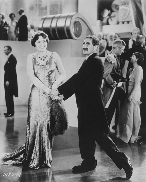 Margaret Dumont, Groucho Marx - Kačacia polievka - Z filmu