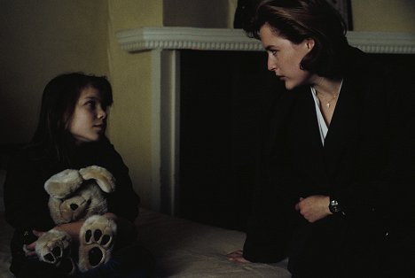 Sabrina Krievins, Gillian Anderson - The X-Files - Eve - Film