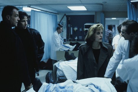 Marshall Bell, David Duchovny, Gillian Anderson, William MacDonald - The X-Files - Fallen Angel - Photos