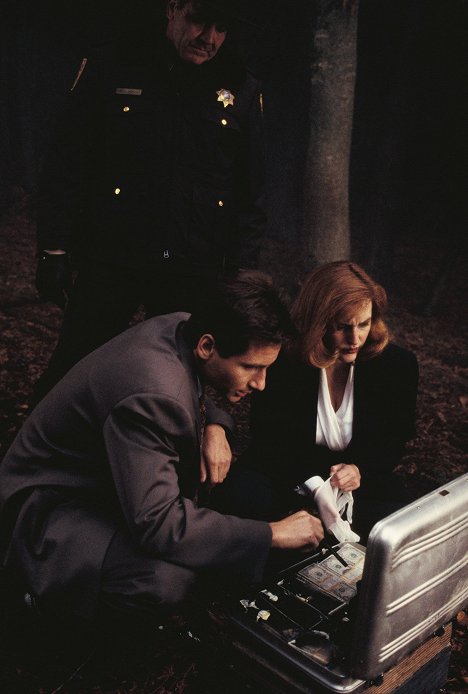 David Duchovny, Gillian Anderson - The X-Files - Red Museum - Van film