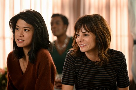 Grace Park, Stephanie Szostak - A Million Little Things - Mothers and Daughters - Photos