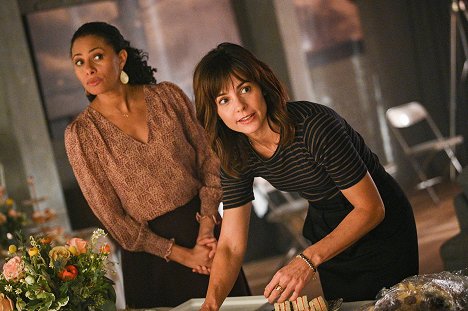 Christina Moses, Stephanie Szostak - A Million Little Things - Mothers and Daughters - Photos