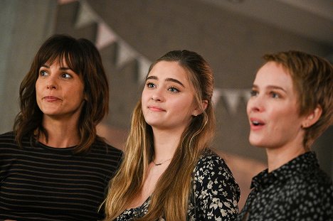 Stephanie Szostak, Lizzy Greene - Un million de petites choses - Mothers and Daughters - Film