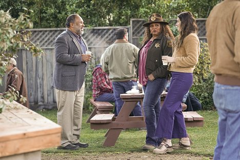 Geoffrey Owens, Pam Grier, Lake Bell - Bless This Mess - Pastor Paul - Photos