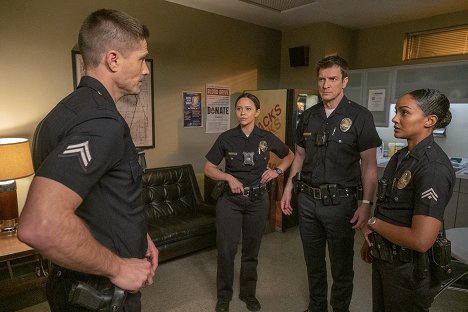 Eric Winter, Melissa O'Neil, Nathan Fillion, Mekia Cox - The Rookie - Casualties - Van film