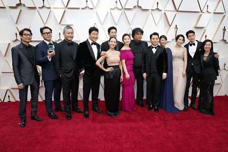 Red Carpet - Jin-won Han, Ha-jun Lee, Kang-ho Song, Yeo-jeong Jo, Sun-kyun Lee, So-dam Park, Joon-ho Bong - La noche de los Oscar (92ª edición) - Eventos