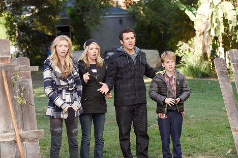 Hana Hayes, Mary Elizabeth Ellis, Fred Savage, Connor Kalopsis - The Grinder - Blood Is Thicker Than Justice - Photos