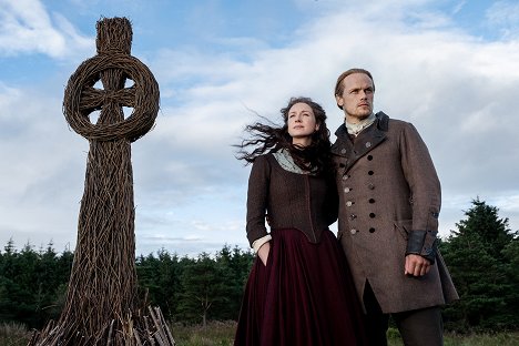 Caitríona Balfe, Sam Heughan - Outlander - The Fiery Cross - Van film