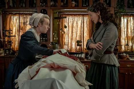 Lauren Lyle, Caitríona Balfe - Cizinka - Mezi dvěma ohni - Z filmu