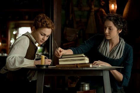 Sophie Skelton, Caitríona Balfe - Outlander - Az idegen - Két tűz között - Filmfotók