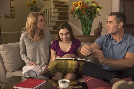 Hilarie Burton, Emorphia Margaritis, Victor Webster - Summer Villa - De la película