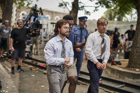 Daniel Radcliffe, Francis Annan, Daniel Webber - Escape from Pretoria - Van de set