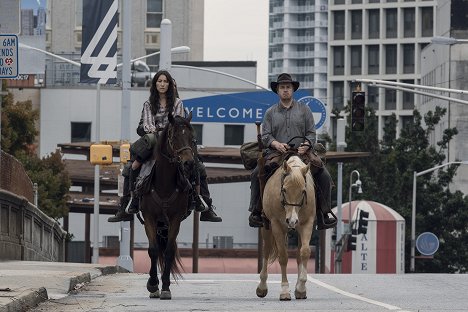 Eleanor Matsuura, Josh McDermitt - The Walking Dead - Abschiede - Filmfotos