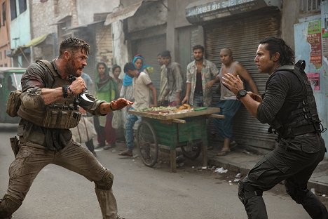 Chris Hemsworth, Randeep Hooda - Tyler Rake: A kimenekítés - Filmfotók