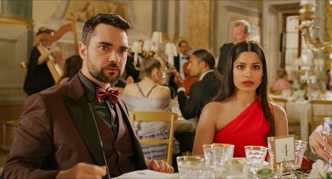 Allan Mustafa, Freida Pinto - Amor. Boda. Azar. - De la película