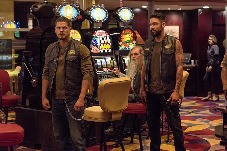 JD Pardo, Clayton Cardenas - Mayans M.C. - Casino - Filmfotos