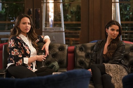 Melissa O'Neil, Roselyn Sanchez - The Rookie - The Overnight - Photos