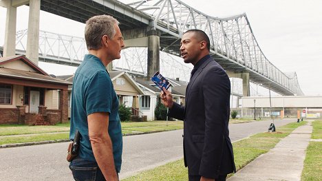 Scott Bakula, Charles Michael Davis - NCIS: New Orleans - Biased - Van film