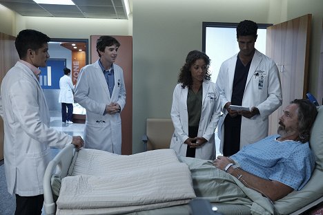 Nicholas Gonzalez, Freddie Highmore, Antonia Thomas, Chuku Modu - The Good Doctor - Mount Rushmore - De la película