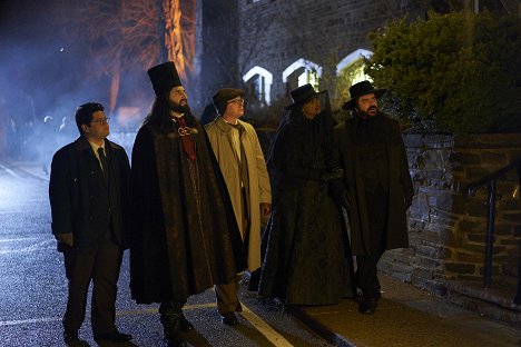 Harvey Guillen, Kayvan Novak, Mark Proksch, Natasia Demetriou, Matt Berry - What We Do in the Shadows - Ancêtres - Film