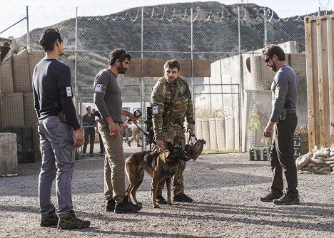Justin Melnick, Dita "The Hair Missile" Dog, Max Thieriot, Tyler Grey - SEAL Team - Drawdown - Z filmu