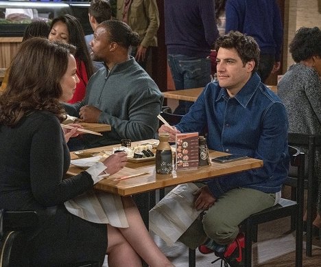 Fran Drescher, Adam Pally - Indebted - Everybody's Talking About Kings and Queens - Filmfotók
