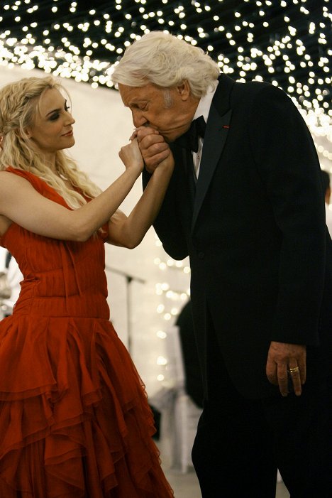 Samaire Armstrong, Donald Sutherland - Dirty Sexy Money - The Wedding - Z filmu
