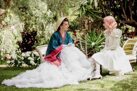 Milla Jovovich, Emma Roberts - Paradise Hills - Photos