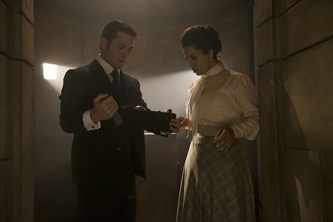 Yannick Bisson, Athena Karkanis - Murdoch Mysteries - Murdoch and the Temple of Death - Filmfotos