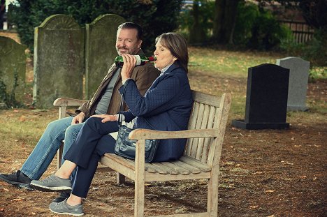 Ricky Gervais, Penelope Wilton - After Life - Episode 4 - Van film